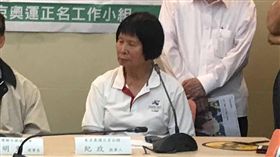 立委捍衛東亞青運主辦權民進黨立委黃國書（後左2）、張廖萬堅（後左）等人25日在立法院召開「捍衛東亞青運主辦權，絕不向中國低頭」記者會，推動「2020東京奧運台灣正名公投」的財團法人希望基金會董事長紀政（後右4）也出席。中央社記者孫仲達攝  107年7月25日