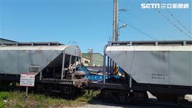  貨車平交道擦撞火車　司機送醫搶救中（圖／翻攝畫面）