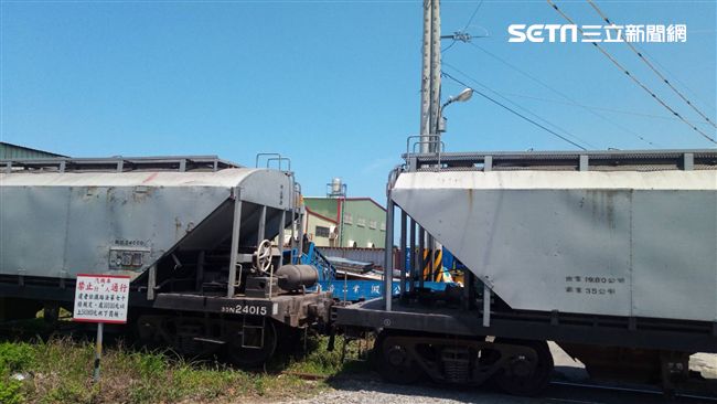 貨車平交道擦撞火車　司機送醫搶救中
