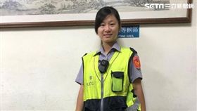 台北市文山二分局女警陳于真，追逐上百公尺後逮獲周姓男子，並在他身上搜出海洛因針筒（翻攝畫面）