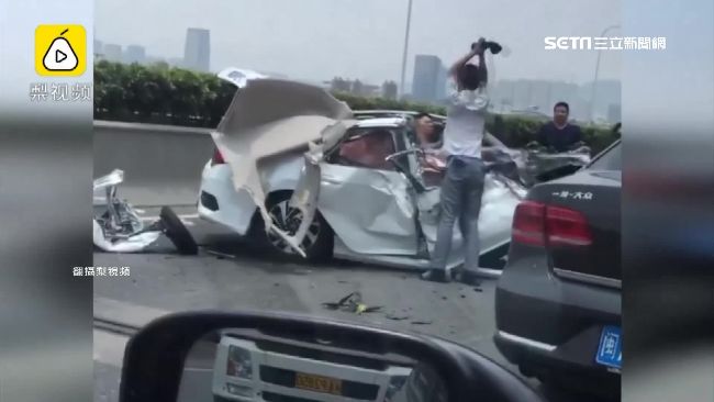 轎車削頂變廢鐵！最衰乘客受困還挨打