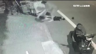 敬酒碰到手　2男互毆掉褲如街頭摔角