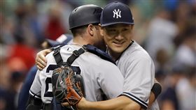 ▲紐約洋基日本投手田中將大演出完封，賽後與捕手擁抱。（圖／美聯社／達志影像）