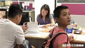 小嫻、何守正現身內湖戶政事務所辦理離婚/讀者提供