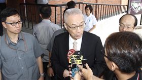 吳敦義駁桃園市長參人換將說國民黨主席吳敦義（中）8日接受媒體訪問時，對於傳出桃園市長參選人可能遭換，他親自闢謠，連說兩次，「我從未聽說過」。中央社記者李淑華攝　107年7月8日