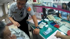 陳婦前往台灣銀行新竹分行，欲匯款給自稱香港富商凱文哥，遭遇警方及行員聯手苦勸2小時，這才發現自己遇上愛情詐騙（翻攝畫面）