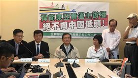 立委捍衛東亞青運主辦權民進黨立委黃國書（後左2）、張廖萬堅（後左）等人25日在立法院召開「捍衛東亞青運主辦權，絕不向中國低頭」記者會，推動「2020東京奧運台灣正名公投」的財團法人希望基金會董事長紀政（後右4）也出席。中央社記者孫仲達攝  107年7月25日