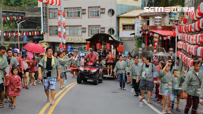 抺黑拉車泡湯　關仔嶺硬派浪漫登場～