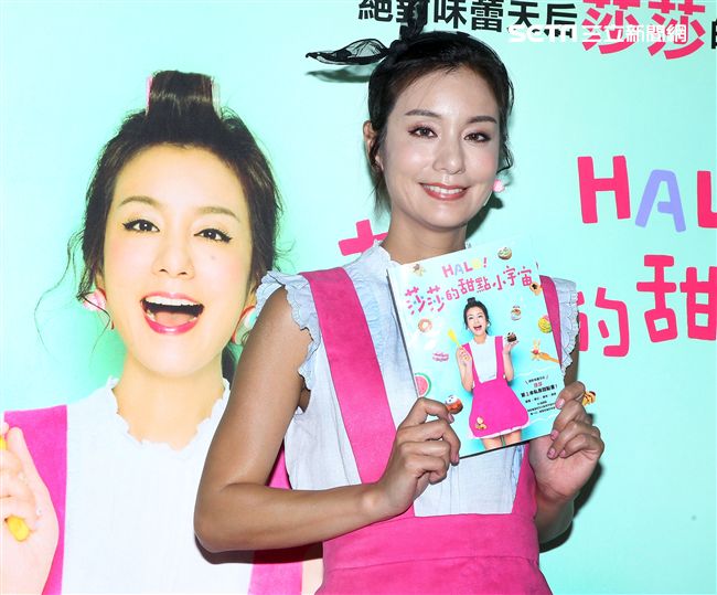 莎莎（鍾欣愉）首本甜點創作「HALO莎莎的甜點小宇宙」新書上架發行。（記者邱榮吉/攝影）