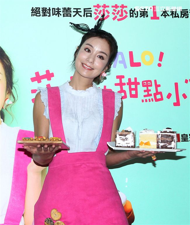 莎莎（鍾欣愉）首本甜點創作「HALO莎莎的甜點小宇宙」新書上架發行。（記者邱榮吉/攝影）