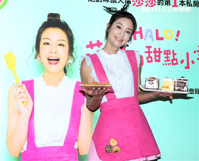 莎莎（鍾欣愉）首本甜點創作「HALO莎莎的甜點小宇宙」新書上架發行。（記者邱榮吉/攝影）