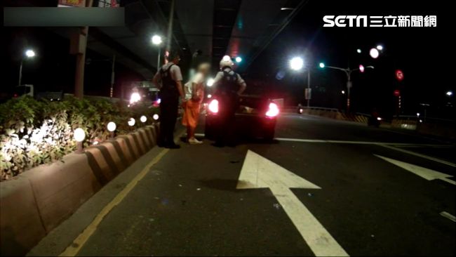 6旬翁車輛拋錨快車道　警推車解圍