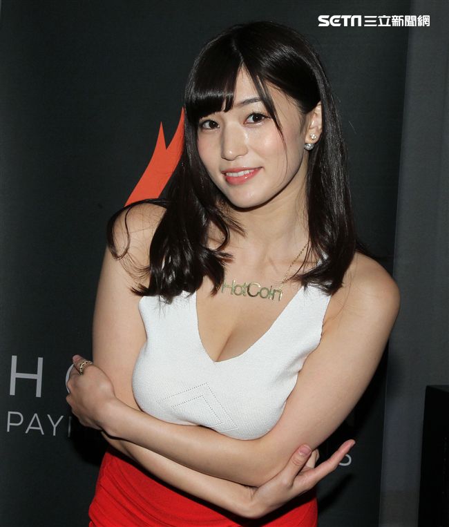AV女優高橋聖子擔任HotCoin成人娛樂虛擬幣代言，與總裁 Ed Gogel共同出席發布記者會。（記者邱榮吉/攝影）