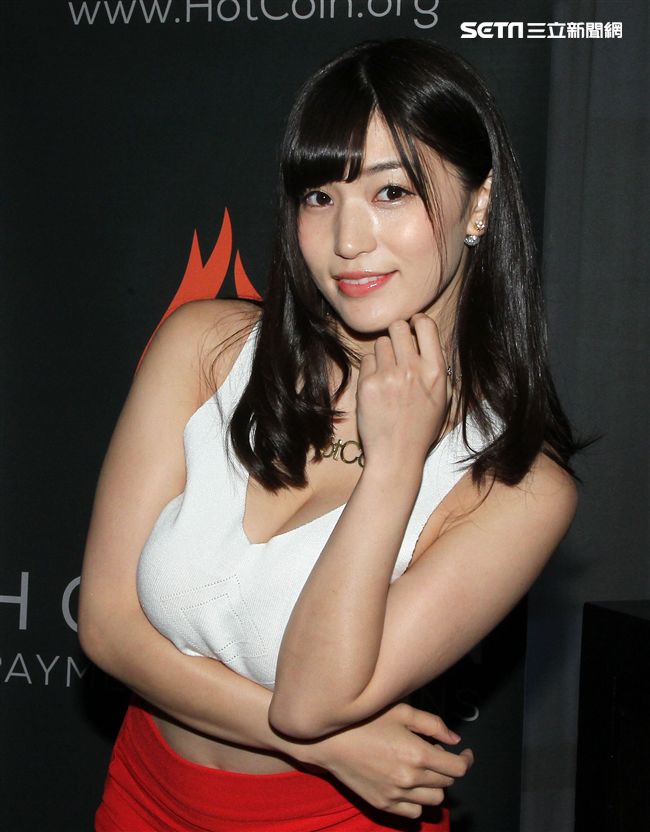 AV女優高橋聖子擔任HotCoin成人娛樂虛擬幣代言，與總裁 Ed Gogel共同出席發布記者會。（記者邱榮吉/攝影）