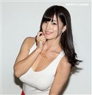 AV女優高橋聖子擔任HotCoin成人娛樂虛擬幣代言，與總裁 Ed Gogel共同出席發布記者會。（記者邱榮吉/攝影）