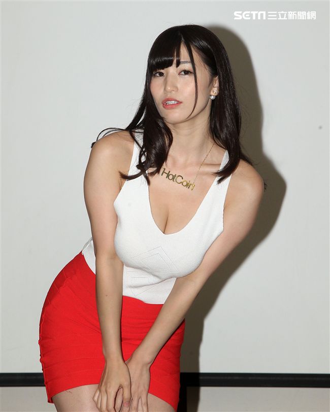 AV女優高橋聖子擔任HotCoin成人娛樂虛擬幣代言，與總裁 Ed Gogel共同出席發布記者會。（記者邱榮吉/攝影）