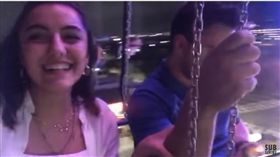 土耳其一名女子在美國玩飛天鞦韆，手上的iPhone 7從137公尺高的高空墜下後幾乎完好無缺,蘋果（圖／翻攝自Attractions Magazine YouTube）