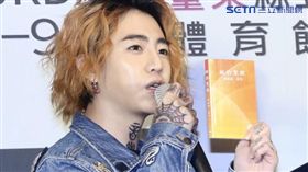 謝和弦從口袋拿出一本聖經，回擊陳昇說他不讀書的言論。（圖／記者蔡世偉攝影）