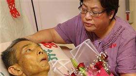 花蓮癌末男病房內完婚　10小時後辭世（2）花蓮一名50歲、罹患癌症末期的翁姓男子（左）住在醫院安寧病房，24日與相戀7年女友（右）在眾人見證下完婚；10個小時後，翁男安詳離世。（門諾醫院提供）中央社記者李先鳳傳真　107年7月25日