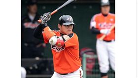 ▲韓火鷹捕手嚴太龍涉嫌性侵未成年少女遭開除。（圖／截自韓國媒體）