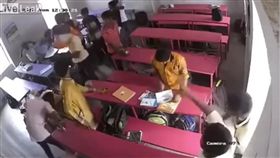 印度一名男學生在爭執中遭同學摔死（圖／翻攝自YouTube）