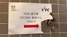 蝸牛,紙張,路線牌,吞噬,爆廢公社　圖／翻攝自臉書爆廢公社