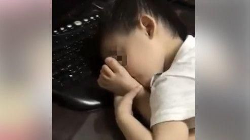 同學姪女的超狂睡姿　網：在練瑜珈！