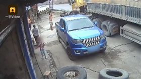 女為輪胎充氣遇爆炸　6歲兒哭喊媽媽／梨視頻