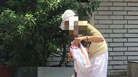 百鈔買5片蘇打餅…街賣婦嫌不夠　好心男聞「價格」秒收手
圖翻攝自爆料公社
https://www.bc3ts.com/post/12392