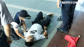 升旗踩破遮光罩…法警3樓高瞬間墜落 圖／翻攝畫面