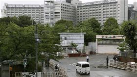 東京地鐵沙林毒氣案主嫌麻原彰晃伏法1995年指使信徒發動東京地鐵沙林毒氣事件的奧姆真理教前教主、63歲的麻原彰晃（本名松本智津夫）6日在東京拘留所遭絞刑處死。（共同社提供）中央社  107年7月6日