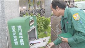 打開只有一封信　花蓮市路邊郵筒將裁撤時代改變，投遞紙本信件的人漸少，花蓮許多地區郵筒常常空無一信或只有一兩封信，花蓮郵局近期已在花蓮市內21個郵筒上貼出公告，因需求量過低，8月1日即將拆除，省下人力將轉用於快遞、包裹寄送服務。中央社記者李先鳳攝　107年7月25日