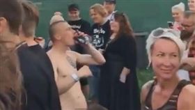 男女在音樂祭台下親熱。（圖／翻攝自太陽報）