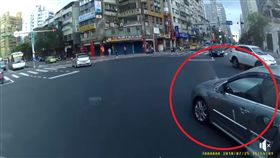 松山路左轉硬插隊，轉彎一抬頭當場GG，網：好療癒。（圖／翻攝自爆廢公社臉書）