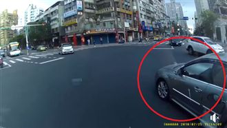 左轉硬插搶道…秒遭警攔車！網讚療癒