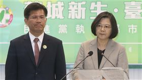 東亞青運遭停辦　蔡總統民進黨中常會嚴正聲明身兼民進黨主席的總統蔡英文（右）25日下午在中央黨部主持中常會，台中市長林佳龍（左）出席，蔡總統會中並對2019年東亞青運無預警遭停辦一事發表嚴正聲明。中央社記者鄭傑文攝　107年7月25日
