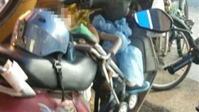 粗心媽媽將孩童放在機車上睡覺。（圖／翻攝自爆廢公社）