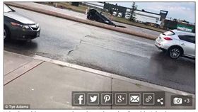 驚悚瞬間！車開到一半竟遇「馬路吃車」　嚇壞在場所有人（圖／翻攝自Daily Mail http://www.dailymail.co.uk/news/article-5990987/Shocking-moment-sinkhole-swallows-car-flooded-Colorado-road.html）