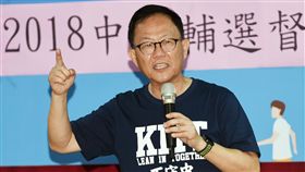 丁守中籲讓柯文哲當網紅  丁守中來做市長台北市長參選人丁守中（圖）24日出席「國民黨台北市107年三合一選舉輔選督導會報」和「反核食反空污公投」連署活動，批評對手、台北市長柯文哲每天都在作秀，一下子唱歌仔戲、一下子表演口技，「讓柯文哲去當網紅，讓丁守中來做市長」。中央社記者施宗暉攝  107年7月24日