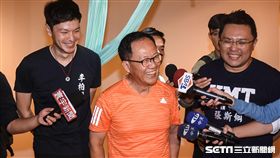 丁守中與國民黨籍議員參選人體驗空中瑜珈。 （圖／記者林敬旻攝）