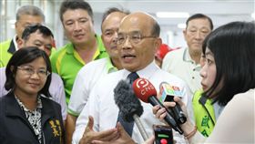 蘇貞昌盼選民以誰會做事為投票考量民進黨提名新北市長參選人蘇貞昌（前中）21日受訪表示，盼民眾把誰會做事當成投票的考量；若有機會當選，一定把過去做事的精神，加上累積的資源能量回饋新北。（蘇貞昌競選辦公室提供）中央社記者黃旭昇新北市傳真　106年7月21日