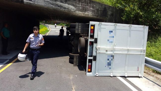 路況不熟誤闖機車道　貨車撞涵洞翻覆