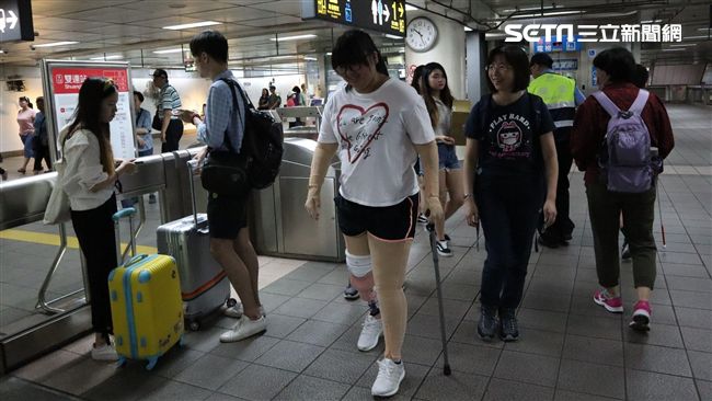 歡欣的淚水！塵爆截肢傷友走出新人生