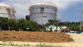 湖西油庫漏油廠區水質檢測  污染超標逾百倍中油湖西油庫漏油案，澎湖環保局24日公布廠區內地下水水質採樣檢驗結果，「苯」已超過地下水管制標準（0.05mg/L）10倍以上；「甲基第三丁基醚」更超出管制標準120倍。（檔案照片）中央社　107年7月24日