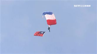 完美空降！神龍小組秀疊傘特技