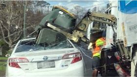 車主的心都碎了！計程車停路邊　慘遭垃圾車「卸貨」　圖／翻攝自臉書