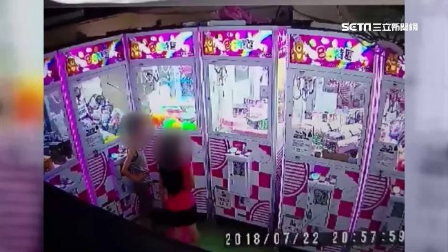 疼妹妹用錯方法！男童鑽娃娃機偷喇叭