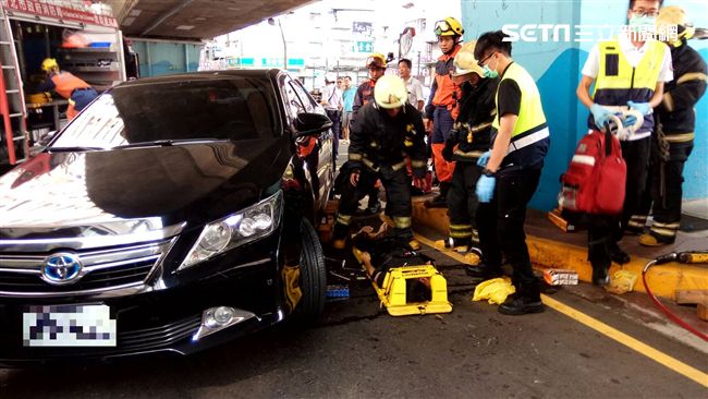 疑視線死角　男過馬路遭車輾過爆頭亡