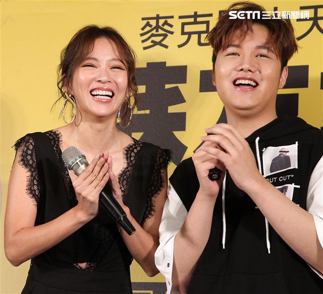 18歲中輟生蘇友謙靠麥克風創奇蹟成為億萬富翁，戲劇女神高宇蓁代言站台秀歌聲想圓歌手夢。（記者邱榮吉/