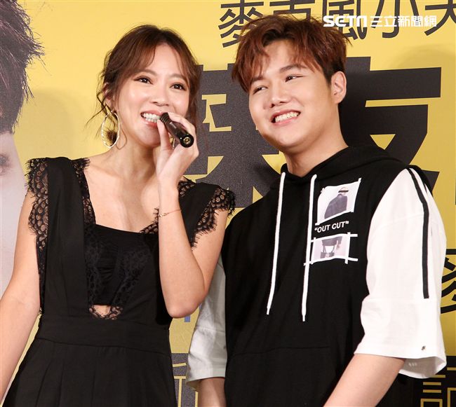 18歲中輟生蘇友謙靠麥克風創奇蹟成為億萬富翁，戲劇女神高宇蓁代言站台秀歌聲想圓歌手夢。（記者邱榮吉/